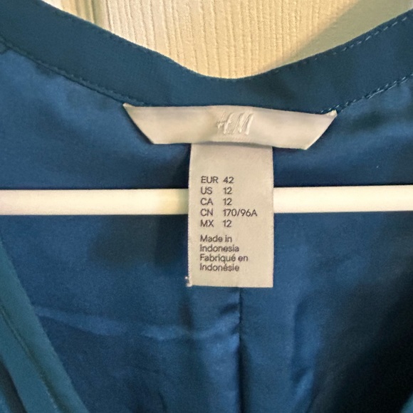 Button-front dress with tie - Picture 3 of 3